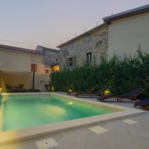 Authentic Istrian Stazione With Pool Ferienhaus